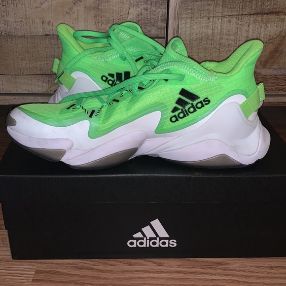 Athletic_Shoes
